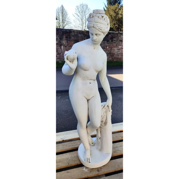 Venusstatue_aus_Beton.webp