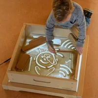 MASTERKIDZ-Rama-Sensoryczna-Panel-LED-Zestaw-Akcesoriow-Do-Zabawy-w-Piasku__1276572__1200.jpg