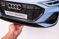 Auto-Na-Akumulator-Audi-E-Tron-Niebieskie-QLS-6688__1095111__1200.jpg