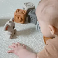 WOOPIE-BABY-Zestaw-Edukacyjna-Piramdka-Klocki-Sensoryczne-2w1-Gryzak-Cyferki__1254142__1200.jpg