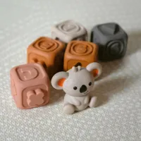 WOOPIE-BABY-Zestaw-Edukacyjna-Piramdka-Klocki-Sensoryczne-2w1-Gryzak-Cyferki__1254139__1200.jpg