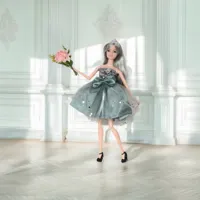 WOOPIE-ROYAL-Lalka-Emi-w-Eleganckiej-Sukni-Tiulowej-z-Kokarda-i-Bukietem__1285154__1200.jpg