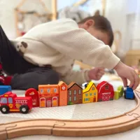 TOOKY-TOY-Drewniany-Zestaw-Budynkow-i-Figurek-Miasto__1274117__1200.jpg
