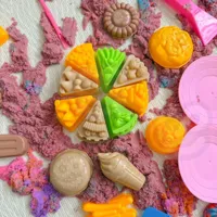 WOOPIE-Piasek-Kinetyczny-6-Kolorow-1-2-kg-Zestaw-Restauracja-Stolik-z-Foremkami__1281124__1200.jpg
