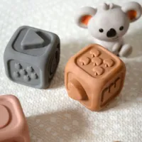 WOOPIE-BABY-Zestaw-Edukacyjna-Piramdka-Klocki-Sensoryczne-2w1-Gryzak-Cyferki__1254143__1200.jpg