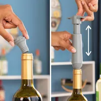 vacuum-pump-and-wine-stoppers-winuum-innovagoods-4-caps-v0103805-bbv0103805.jpg