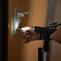 extendable-walking-stick-with-led-alarm-and-grabber-hannde-innovagoods-v0103837-bbv0103837.jpg